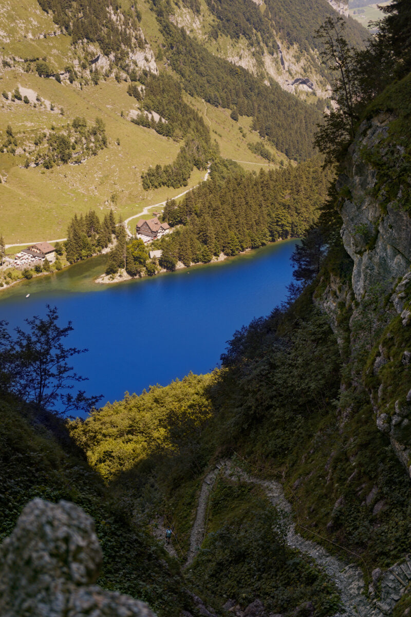 Der Seealpsee ist einer der meistbesuchten Seen der Schweiz, und dieses Bild macht deutlich, warum. Die Kombination aus Zugänglichkeit und wilder alpiner Schönheit ist einzigartig.