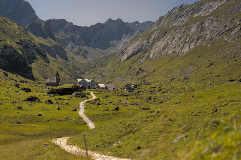 Die Meglisalp im Kanton Appenzell Innerrhoden steht für authentisches Brauchtum und alpine Kultur.