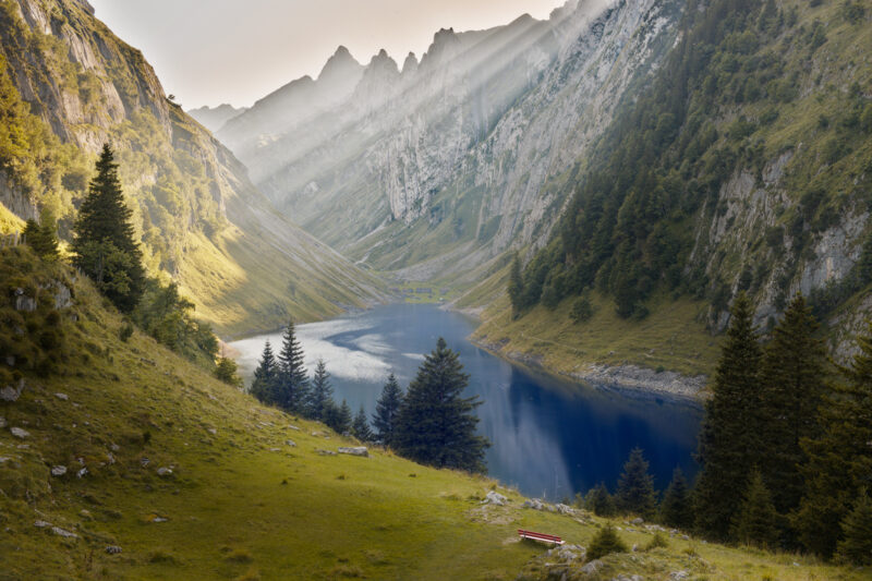 Eingebettet zwischen den imposanten Felswänden des Alpsteins liegt der Fälensee. Diese Aufnahme aus der Schweiz zeigt eindrucksvoll die Ruhe und Abgeschiedenheit dieses einzigartigen Ortes.